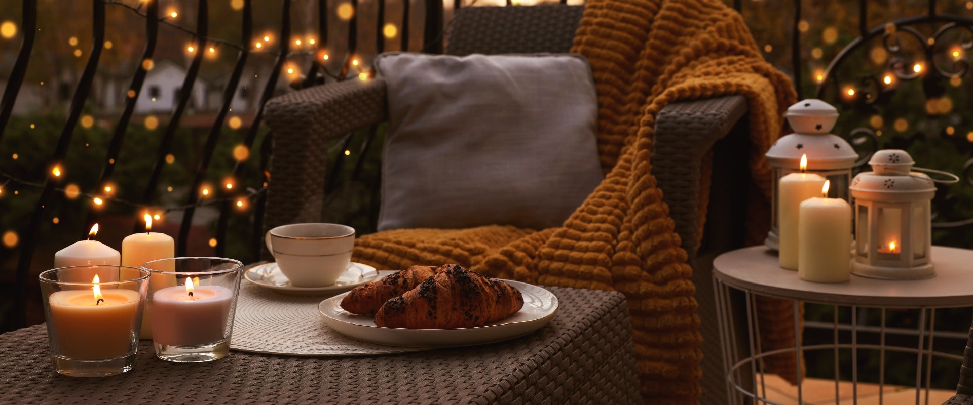 Rattansessel mit herbstlicher Deko