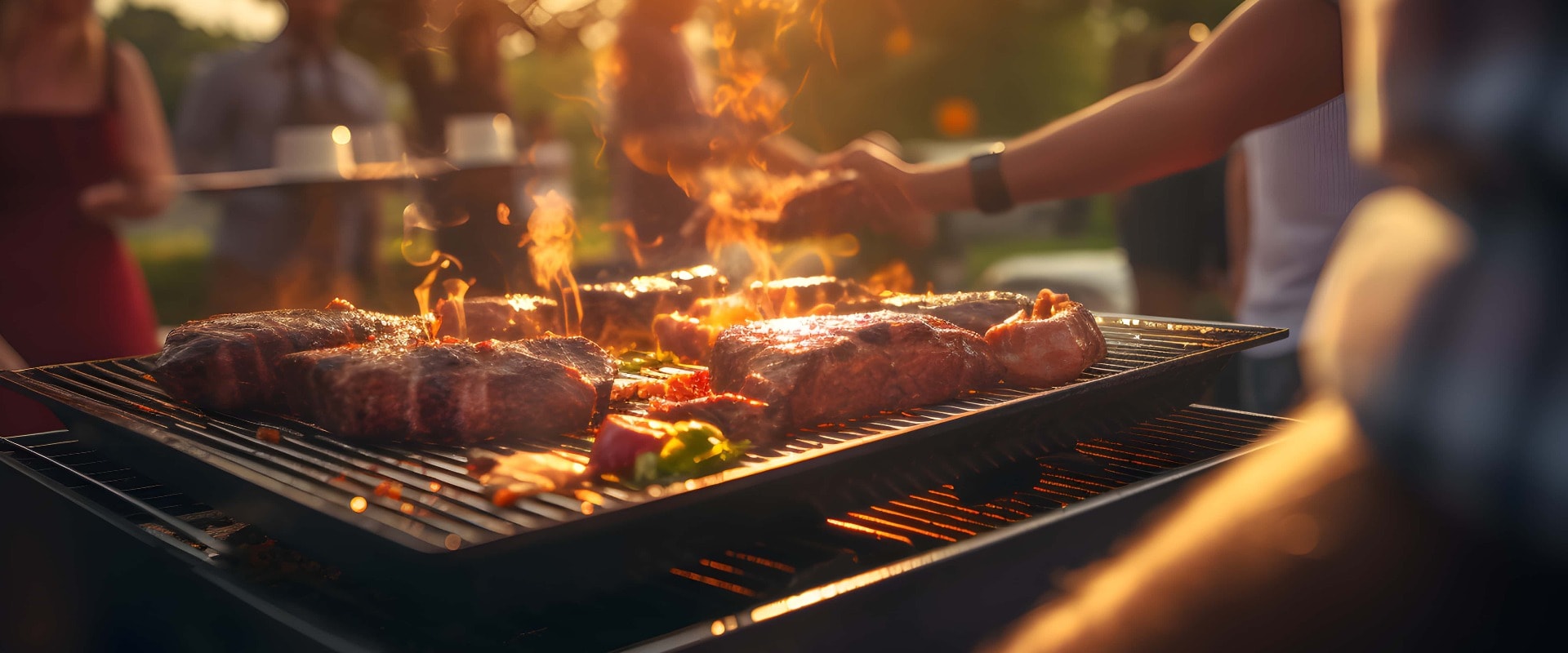 Grill in Benutzung an einem Sommerabend