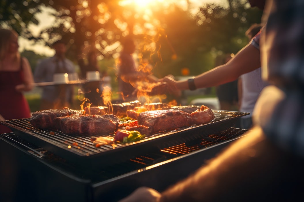 Gegrilltes Steak, als Hintergrund die Abendsonne