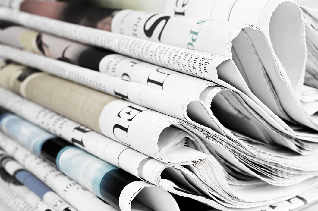 Gestapelte Zeitungen als Hinweis auf den Blog