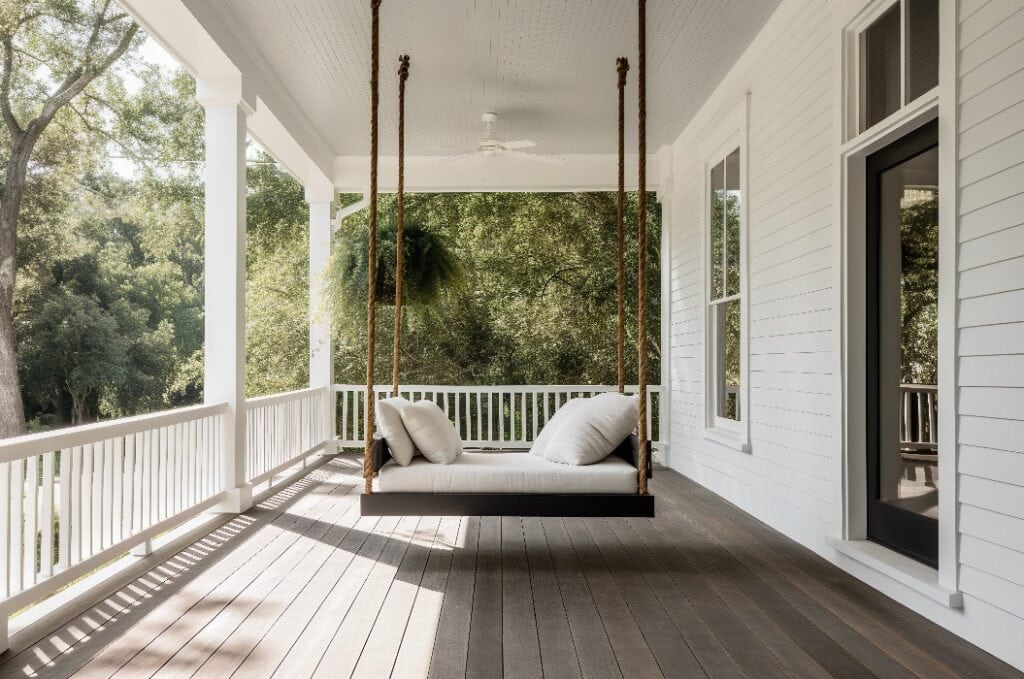 Hängendes Sofa auf einer Veranda