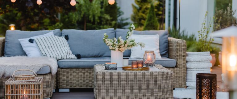 Sommerabend auf der Veranda eines schönen Vorstadthauses mit Garten