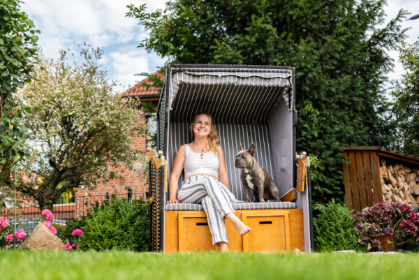 Frau sitzt mit Hund im Strandkorb – Fürth, Würzburg, Nürnberg, Erlangen